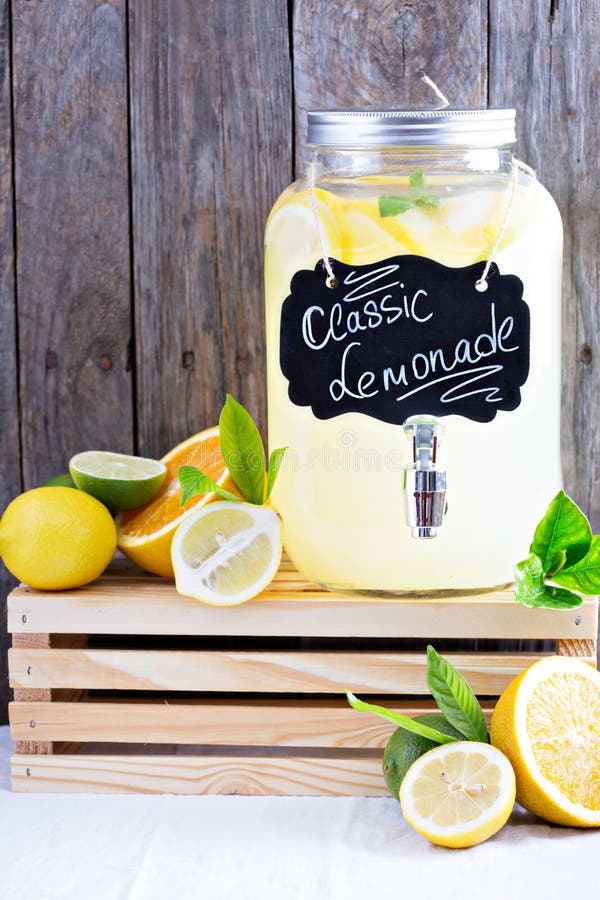Limonada caseiro no dispencer da bebida imagem de stock Limonada caseiro no dispencer da bebida imagem de stock