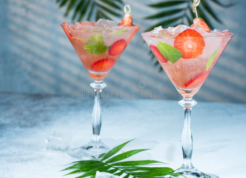 Limonada da morango ou cocktail do alco?lico com as folhas da soda e de hortel? do xarope do gelo na tabela da barra imagens de stock Limonada da morango ou cocktail do alco?lico com as folhas da soda e de hortel? do xarope do gelo na tabela da barra imagens de stock