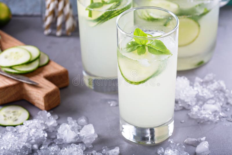 Limonada del pepino en vidrios altos fotografía de archivo libre de regalías Limonada del pepino en vidrios altos fotografía de archivo libre de regalías
