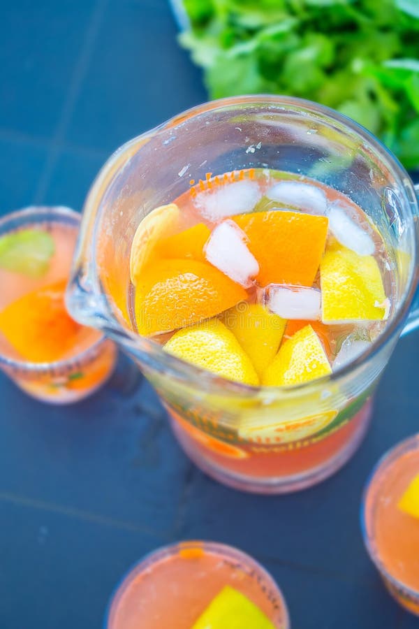 Limonada sana hermosa de la fruta cítrica, bebida del verano, verano, partido en el jardín, visión superior imagen de archivo libre de regalías Limonada sana hermosa de la fruta cítrica, bebida del verano, verano, partido en el jardín, visión superior imagen de archivo libre de regalías