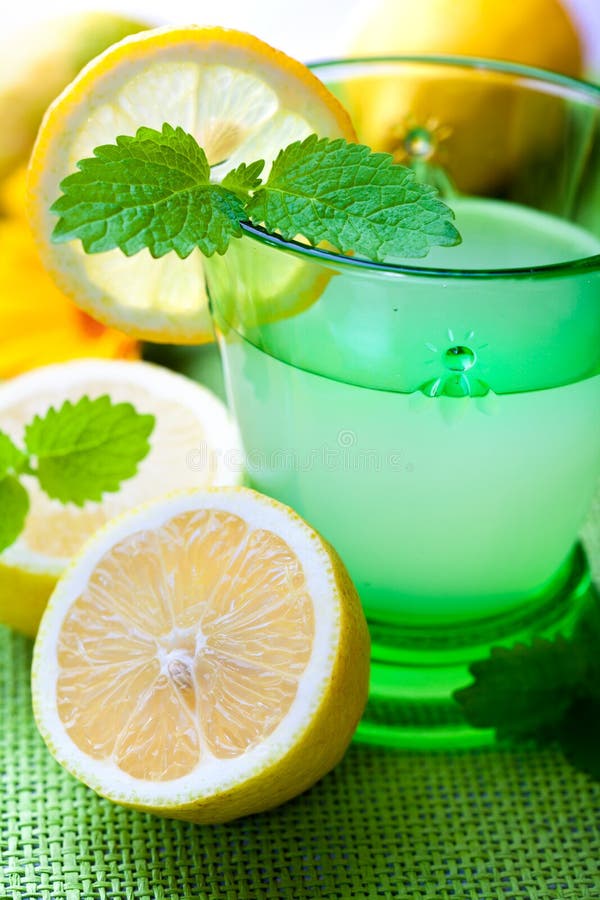 φρέσκα λεμόνια γυαλιού limonade