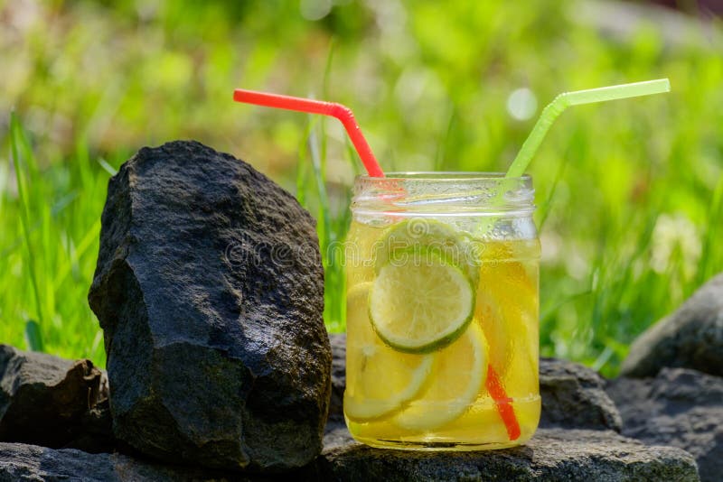 Limonade de citron dehors photos stock Limonade de citron dehors photos stock