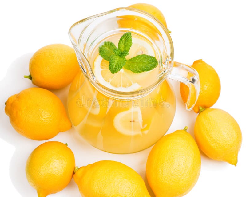 Limonade in de kruik en citroenen met munt royalty-vrije stock foto Limonade in de kruik en citroenen met munt royalty-vrije stock foto
