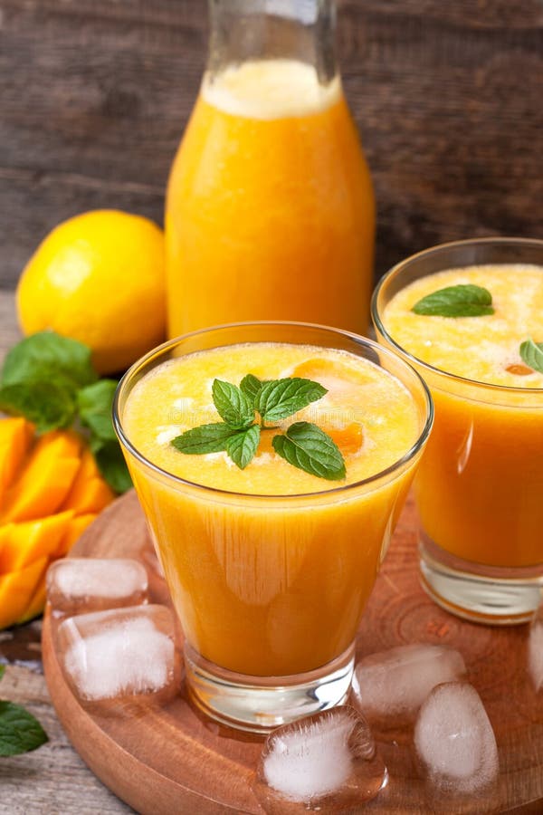 Limonade Mit Mango Und Minze Stockfoto - Bild von zitrusfrucht, nahrung ...