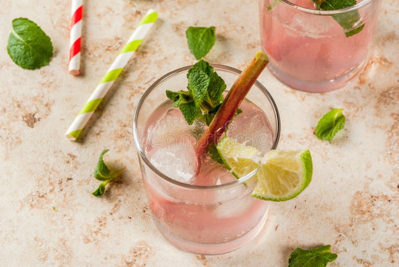Limonade mit Rhabarber, Minze und Kalk lizenzfreie stockfotografie Limonade mit Rhabarber, Minze und Kalk lizenzfreie stockfotografie