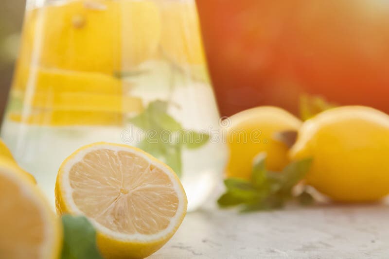 Limonade r?g?n?ratrice faite maison dans le plan rapproch? de d?canteur et l'espace de copie Limonade des citrons, menthe, glace photos libres de droits Limonade r?g?n?ratrice faite maison dans le plan rapproch? de d?canteur et l'espace de copie Limonade des citrons, menthe, glace photos libres de droits