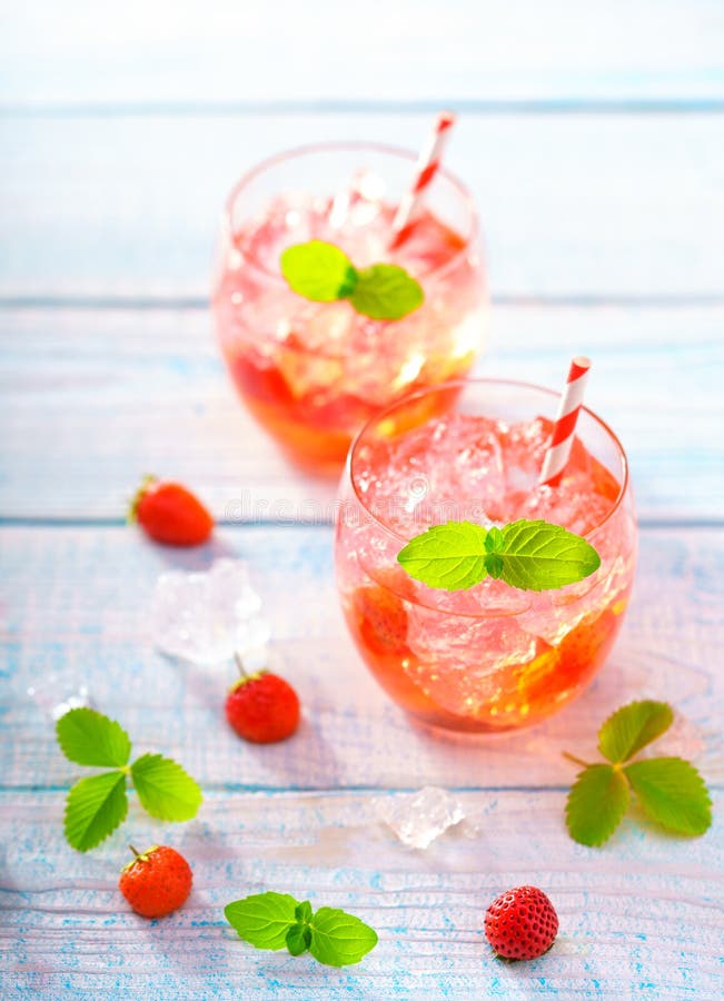 Limonades régénératrices de fraise photographie stock