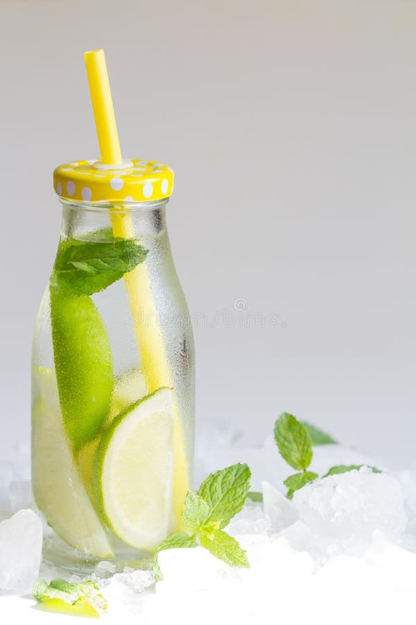 Limonadă și gheață în sticla suc proaspăt royalty free stock image