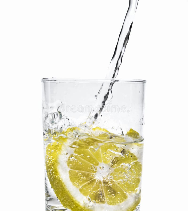 Limonata che è versata in un vetro immagini stock