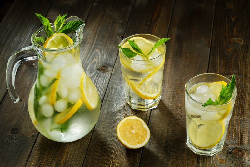 Limonata Con Il Limone La Menta Ed Il Ghiaccio Fotografia Stock