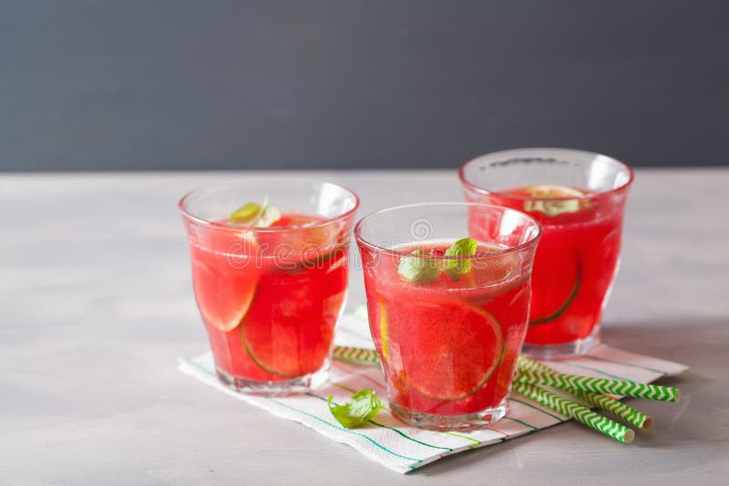 Limonata dell'anguria con calce e la menta, bevanda di rinfresco di estate immagine stock Limonata dell'anguria con calce e la menta, bevanda di rinfresco di estate immagine stock