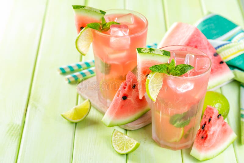 Limonata dell'anguria con calce e la menta, fondo di legno immagine stock libera da diritti Limonata dell'anguria con calce e la menta, fondo di legno immagine stock libera da diritti