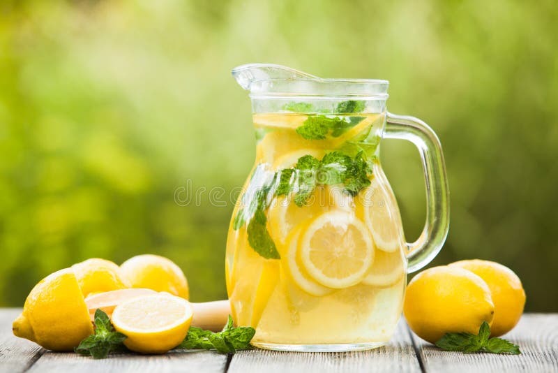 Limonata nella brocca fotografia stock Limonata nella brocca fotografia stock