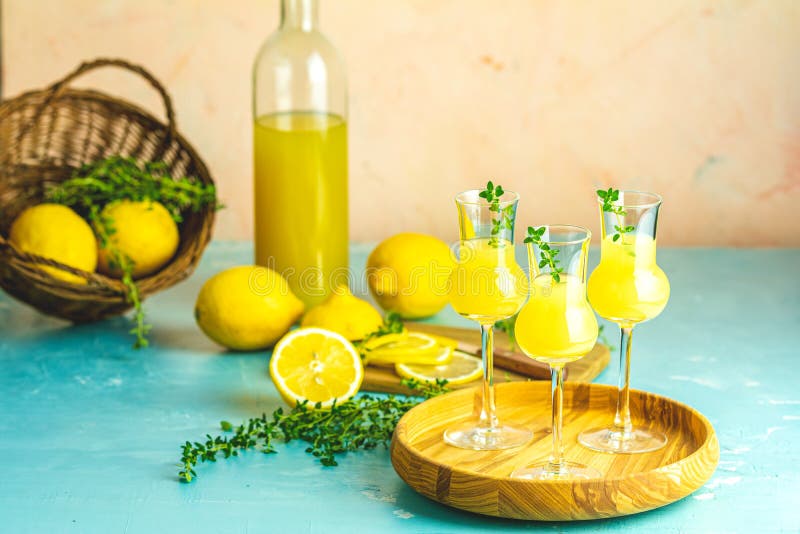 Limoncello Italien Et Citrons Frais Sur Un Fond En Bois Rustique