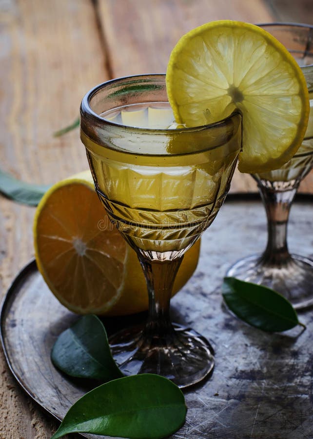 Limoncello, Italiaanse likeur met citroenen royalty-vrije stock afbeelding Limoncello, Italiaanse likeur met citroenen royalty-vrije stock afbeelding
