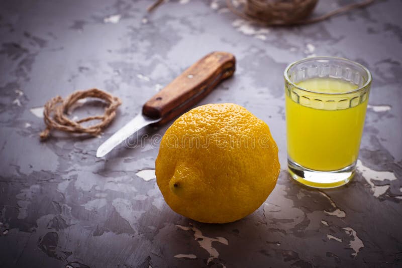 Limoncello, Italiaanse likeur met citroenen stock afbeeldingen Limoncello, Italiaanse likeur met citroenen stock afbeeldingen