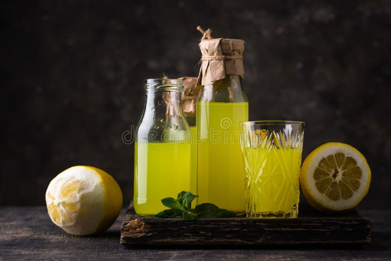 Limoncello Italien Traditionnel Ou Liqueur De Citron Photo stock