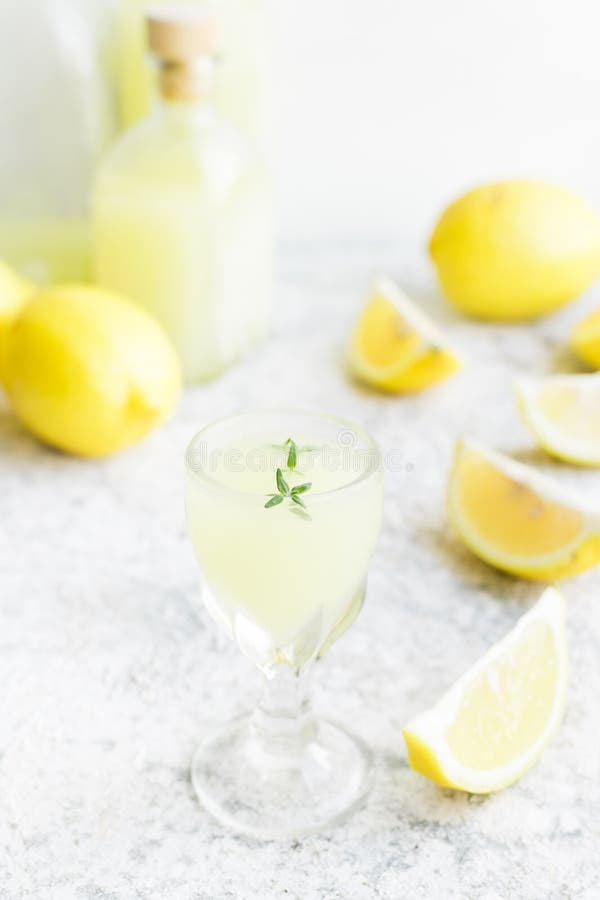 Limoncello Italien Et Citrons Frais Sur Un Fond En Bois Rustique