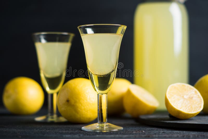 Limoncello Tradtitional italienaredryck arkivfoton Limoncello Tradtitional italienaredryck arkivfoton