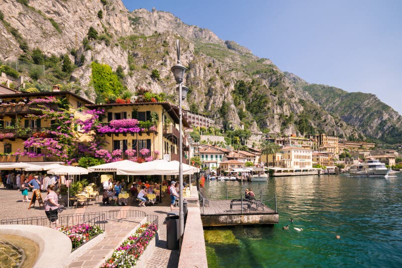Limone sul Garda na brzeg Jeziorny Garda, Włochy zdjęcie stock Limone sul Garda na brzeg Jeziorny Garda, Włochy zdjęcie stock