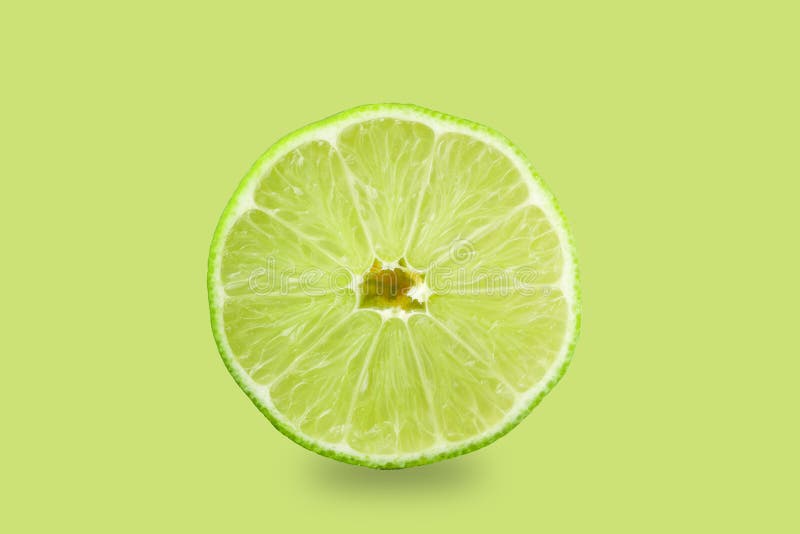 Limones y cal Abone una rebanada con cal de cal en un fondo verde, aislante imagen de archivo Limones y cal Abone una rebanada con cal de cal en un fondo verde, aislante imagen de archivo
