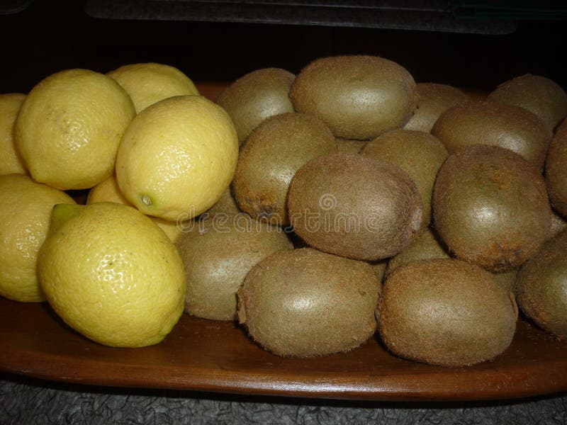 Limones y kiwis foto de archivo libre de regalías Limones y kiwis foto de archivo libre de regalías