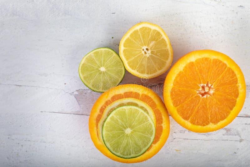 Limoni arancioni limoni tagliati a metà fette di agrumi di fondo piatto fotografia stock libera da diritti