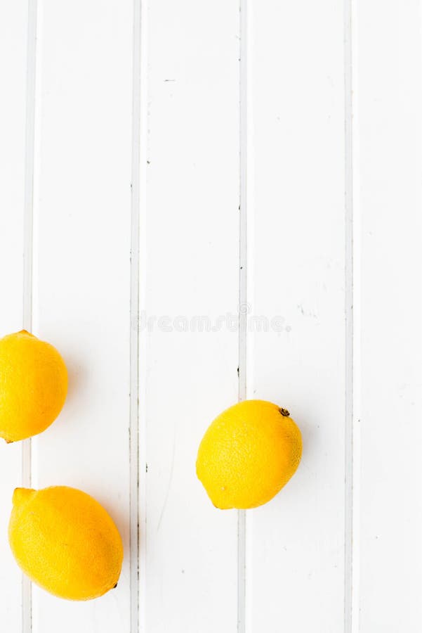 Limoni su un fondo di legno bianco fotografia stock Limoni su un fondo di legno bianco fotografia stock