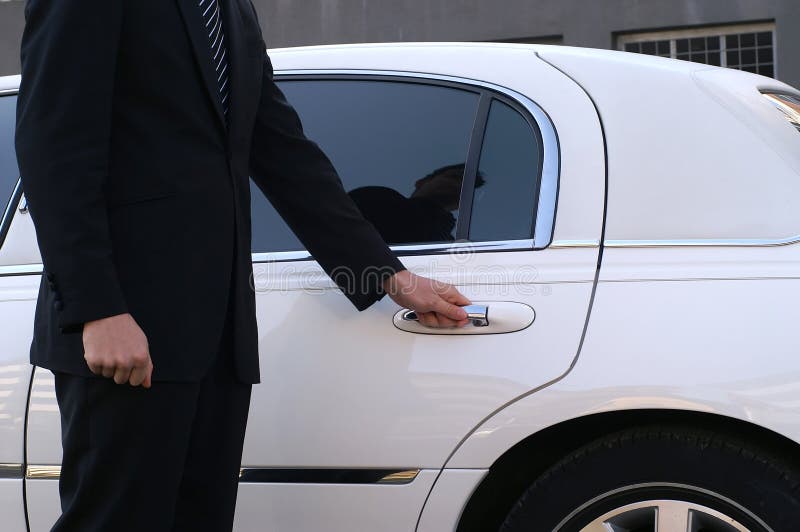 Limuzína řidič je otevření dveří automobilu pro klienta.