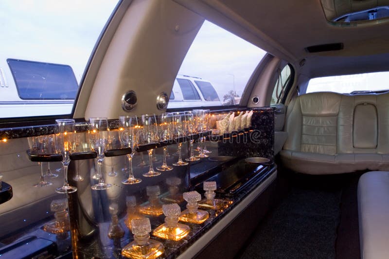 Výhled z luxusní limuzíny interiéru s mini bar a kožené sedačky.