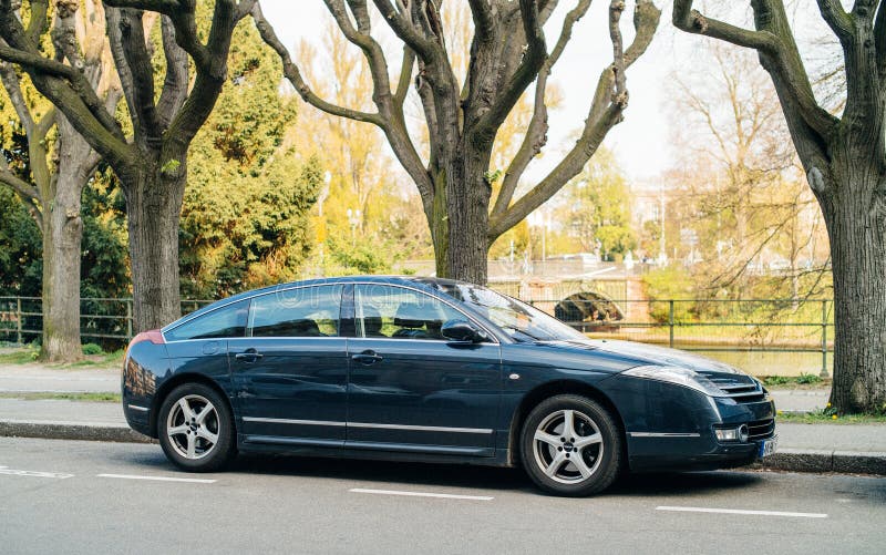 Limousine πολυτέλειας της Citroen C6 σε ένα γαλλικό stree στοκ φωτογραφία Limousine πολυτέλειας της Citroen C6 σε ένα γαλλικό stree στοκ φωτογραφία