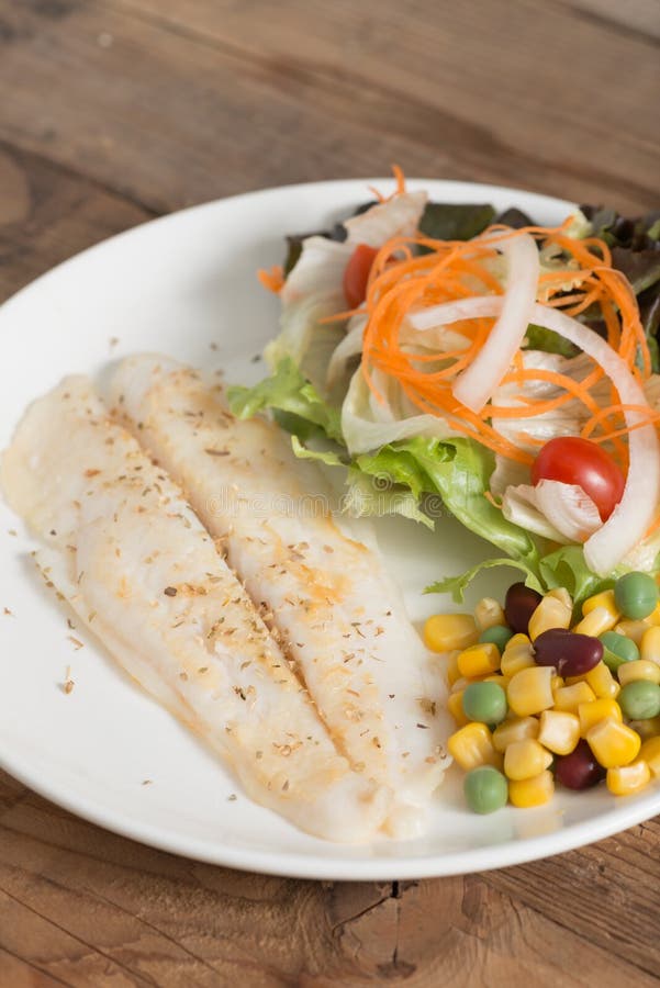 Limpe o alimento, bife de vaca dos peixes com vegetais de salada fotografia de stock Limpe o alimento, bife de vaca dos peixes com vegetais de salada fotografia de stock