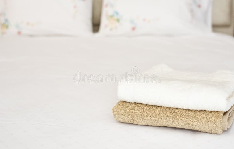 Limpe toalhas de banho na cama na série de hotel imagem de stock Limpe toalhas de banho na cama na série de hotel imagem de stock