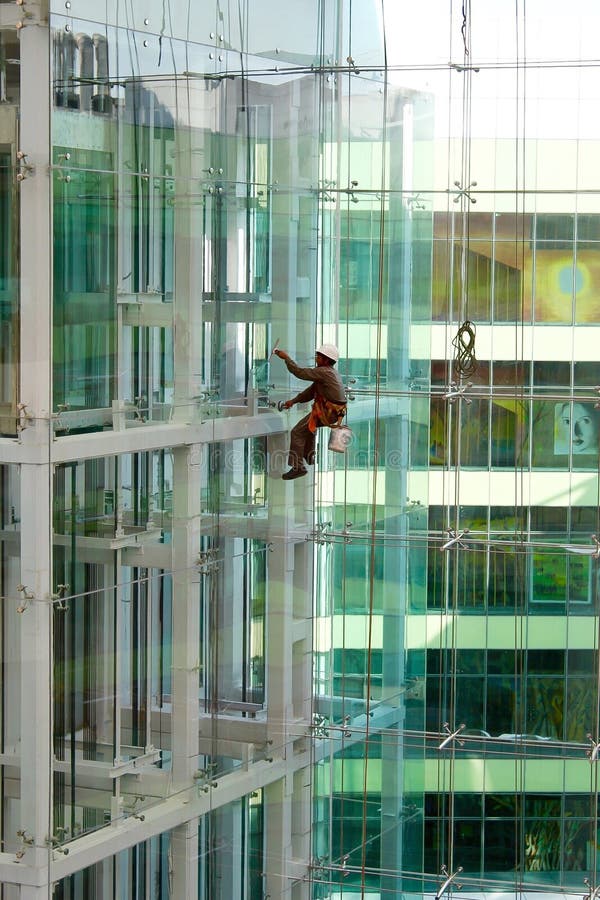 Limpeza de vidro da fachada da construção foto de stock Limpeza de vidro da fachada da construção foto de stock