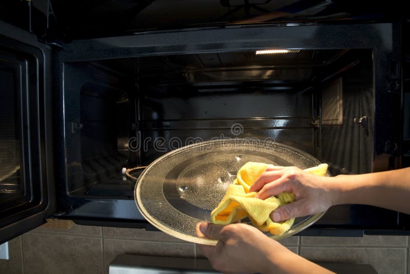 Limpeza do forno micro-ondas fotos de stock Limpeza do forno micro-ondas fotos de stock