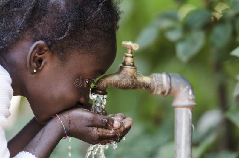 Limpie el símbolo de la escasez del agua dulce: Ennegrezca a la muchacha que bebe de golpecito foto de archivo libre de regalías