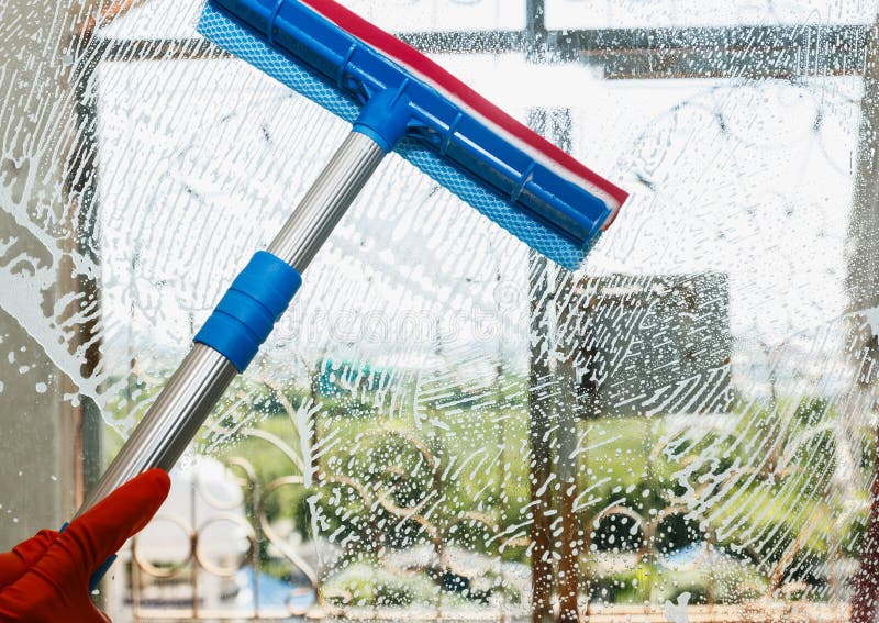 Limpiador De Cristal Con El Equipo De La Limpieza Imagen de archivo