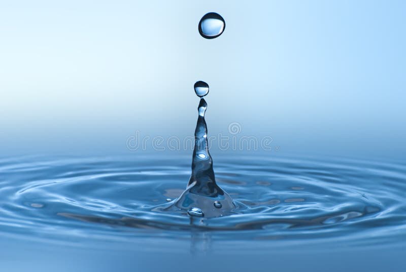 Limpie la gota azul del agua que salpica en agua clara
