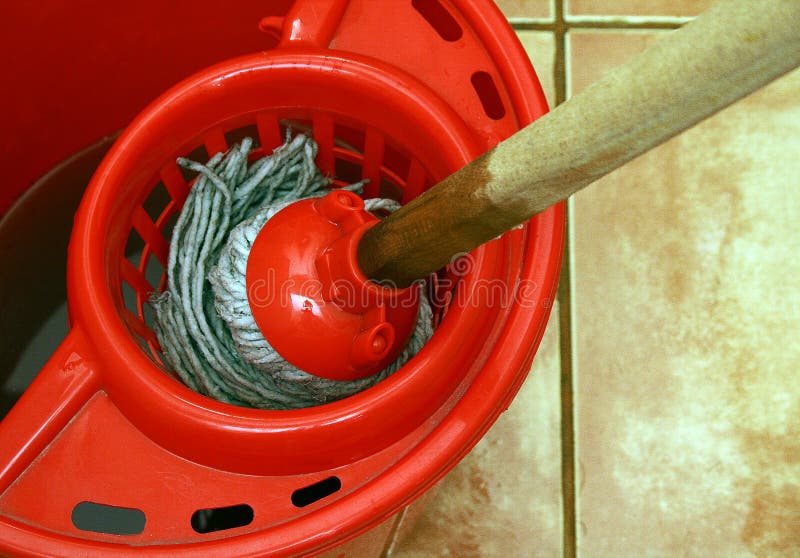Cubo Rojo Y Mop De Limpieza En El Suelo De Baldosa Listo Para Limpiar El  Cierre. Servicios De Limpieza. Interior Imagen de archivo - Imagen de  limpio, herramientas: 234338309