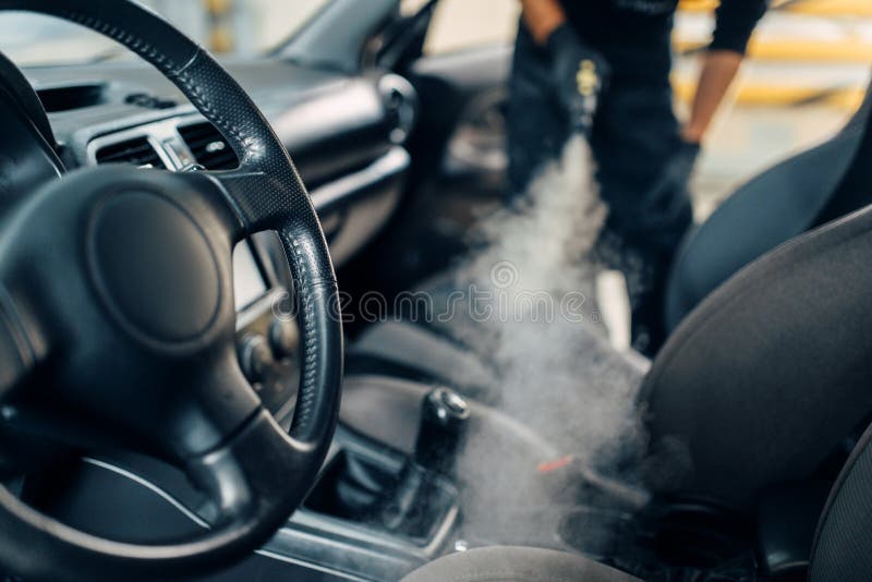 Limpieza En Seco Del Interior Del Coche Con El Limpiador Del Vapor