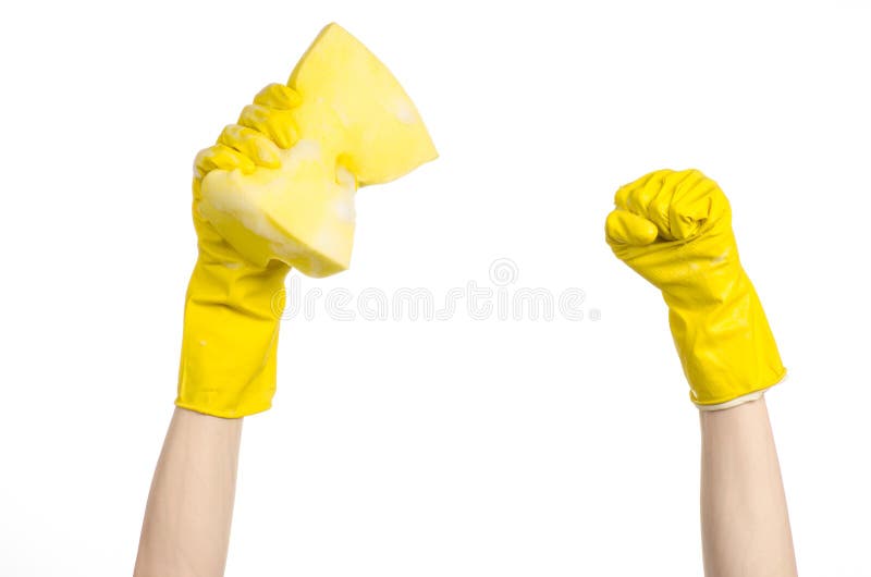 Limpieza del tema de la casa y del saneamiento: Dé sostener una esponja amarilla mojada con la espuma aislada en un fondo blanco imagen de archivo Limpieza del tema de la casa y del saneamiento: Dé sostener una esponja amarilla mojada con la espuma aislada en un fondo blanco imagen de archivo