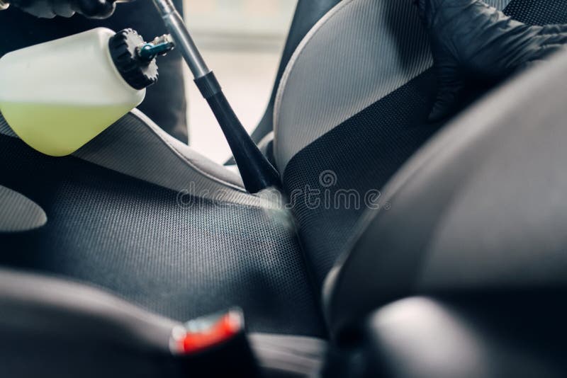 Limpieza En Seco Del Interior Del Coche Con El Limpiador Del Vapor Imagen  de archivo - Imagen de detergente, hombre: 136609271