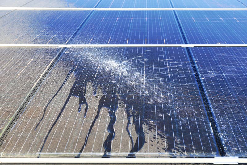 Limpieza fotovoltaica, antes y después imagen de archivo Limpieza fotovoltaica, antes y después imagen de archivo