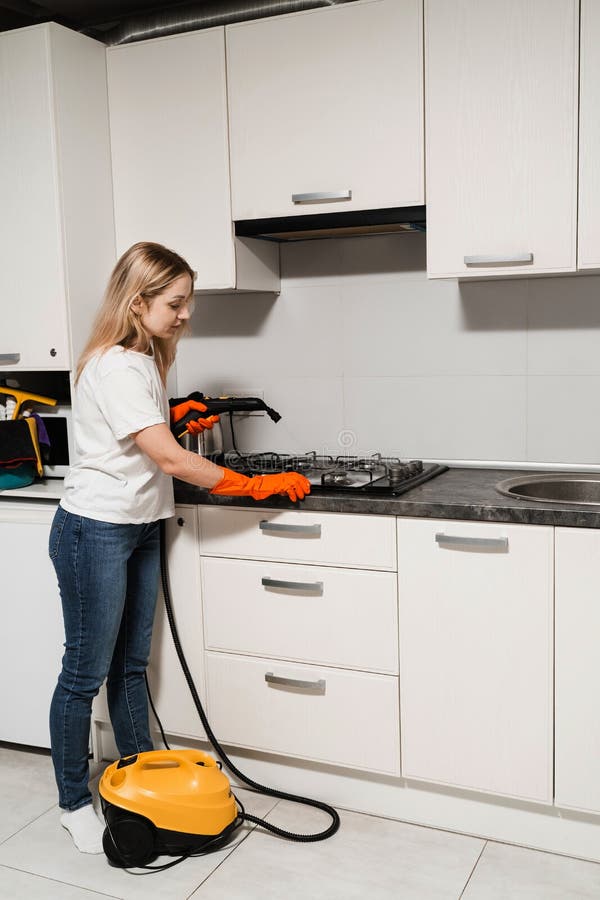 Limpieza a Vapor De La Cocina Con Generador De Vapor Profesional. Limpiadora  De Mujeres Está Humeando Y Desinfectando La Cocina Imagen de archivo -  Imagen de apartamento, sucio: 266053241