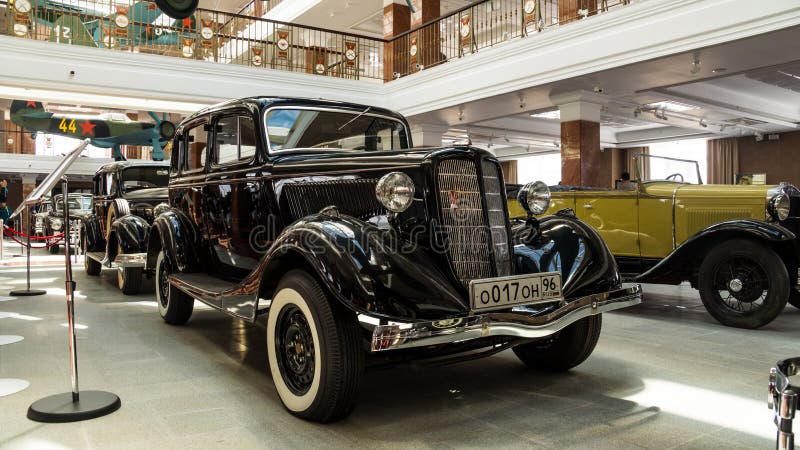Limusina retro do carro, museu da história da exibição, Ekaterinburg, Rússia, 06 09 2014 anos
