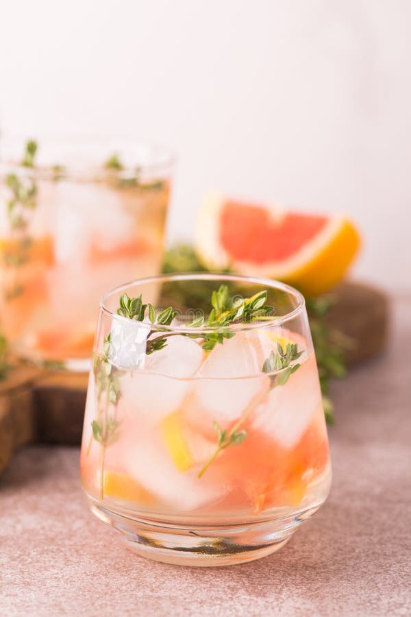 Limón amargo de la ginebra con tomillo y el pomelo Limonada de la fruta imagen de archivo libre de regalías Limón amargo de la ginebra con tomillo y el pomelo Limonada de la fruta imagen de archivo libre de regalías