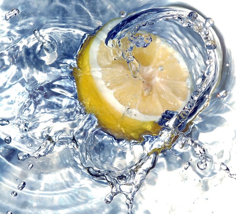 Limón fresco en agua imágenes de archivo libres de regalías
