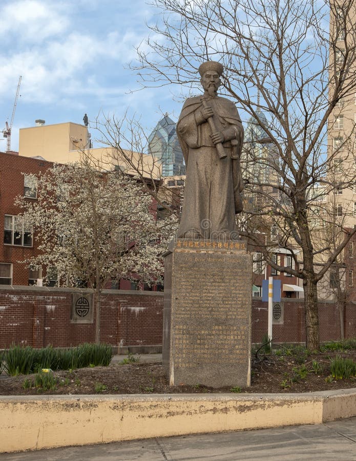 Lin Zexu Memorial Statue, 10de Straatplein, Chinatown, Philadelphia royalty-vrije stock foto's Lin Zexu Memorial Statue, 10de Straatplein, Chinatown, Philadelphia royalty-vrije stock foto's