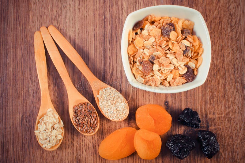 Linaza, escamas del centeno, salvado de la avena, frutas y muesli secado, concepto de nutrición sana y metabolismo del aumento fotografía de archivo Linaza, escamas del centeno, salvado de la avena, frutas y muesli secado, concepto de nutrición sana y metabolismo del aumento fotografía de archivo