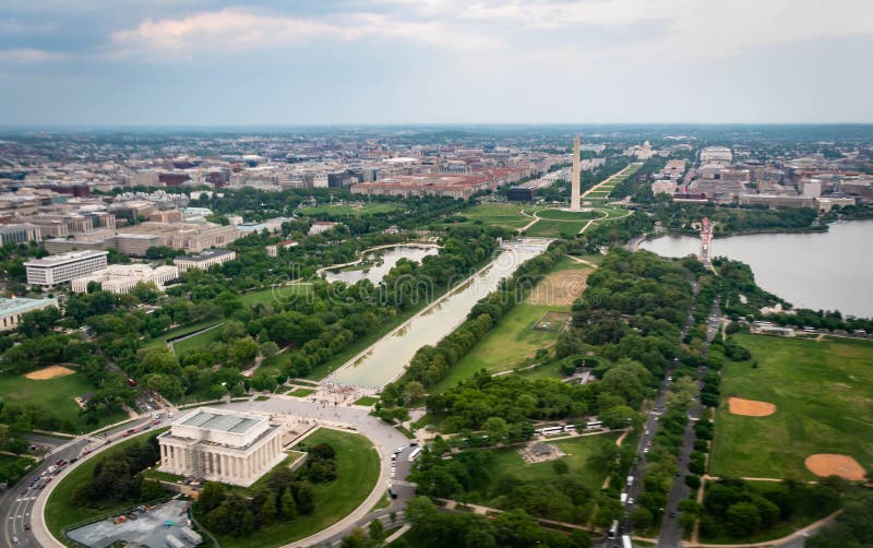 Lincoln Memoral e Washington Monument na alameda nacional como visto do céu no Washington DC